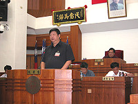 　縣議會第四屆第一次臨時大會開議，由縣長陳雪生就「臺馬輪於九月十七日海上航行機械故障失去動力事件」進行專案報告。（圖／文：曹重偉）