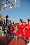 　國中男女組籃賽，分別在室內和戶外二場地進行。（圖／文：陳其敏）