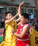 國小組籃賽,小朋友球技雖然普遍不純熟,但是拚勁卻是十足。(圖/文:陳其敏)