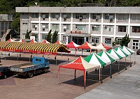 　縣運「選手之夜」今晚七時三十分於馬港廣場登場，表演的舞台及攤位帳棚等搭建工作已陸續完成，歡迎軍民選手共襄盛舉。（圖／文：曹重偉）