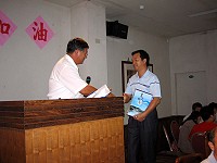 　鄉親您辛苦了！莒光旅南同鄉會設宴款待故鄉選手，柯玉官致贈每位旅南鄉親莒光鄉誌，由會長曹祥平代表接受。（圖／文：曹重偉）
