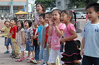 縣運籃球比賽,幼稚園小朋友都到場邊加油。(圖/文:陳其敏)