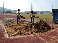 　跳遠不再擔心受傷，此次大會特別引進質地柔軟細緻的河沙，並完成鋪設工作。（圖／文：曹重偉）