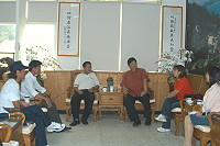 東引鄉鄉長馮印樂、鄉代主席林德建、副主席林蔓菁等一行,至縣府拜會縣長陳雪生,就東引鄉政相關事項與陳雪生交換意見。(圖/文:陳志銘)
