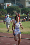 　徑賽各項賽事在福澳運動場熱鬧登場，社會女子組四百公尺接力賽，由馬祖高中以一分零秒八二破大會紀錄。（圖／文：陳志銘）