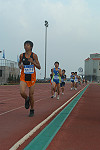 　縣運會徑賽為期兩天，第二天選手們拂曉出擊，首戰五千公尺就破了大會紀錄。（圖／文：陳志銘）