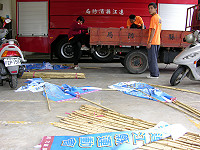 讓縣運大會旗幟遍地開花的幕後功臣—消防局的帥哥替代役們;大家可得多幫他們加油。(圖/文:曹重偉)