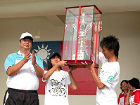 　九五年縣運會閉幕典禮，最大獎項「總統獎」由馬祖高中獲得，現場所有其他隊伍也不吝給予馬中熱烈的掌聲。（圖／文：曹重偉）