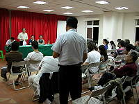 縣府文化局與馬管處聯合舉辦傳統建築修繕補助申請說明會,現場有意申請者關心自身權益發問踴躍。(圖/文:曹重偉)