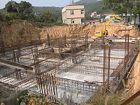 　南竿鄉公所及鄉代會聯合辦公大樓正在進行第一期地下室興建工程。（圖／文：陳鵬雄）