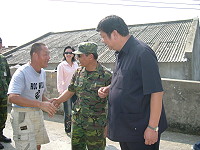 陳雪生縣長與陸小榮指揮官等一行向莒光鄉親及官兵賀中秋佳節。(圖/文:陳樂團)