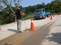 　仁愛村入村口地下自來水管破裂，水廠人員利用漏水探測器進行偵測。（圖／文：陳鵬雄）