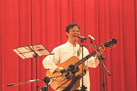 　縣府文化局「假日陶情、舞樂馬祖」系列活動，邀請到國立師範大學音樂碩士、田園樂府團長簡上仁蒞馬以獨唱的型態演出「台灣的歌、台灣的故事」。（圖／文：陳志銘）