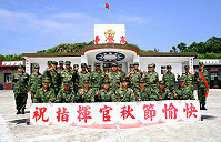 北高指揮部郝指揮官秋節慰問高登及亮島弟兄、發放加菜金,並與全體弟兄們合影於高登台前。(圖/文:李俊賢)