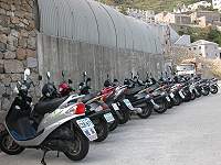 芹壁停車場停滿了機車,秋涼之後,芹壁才真正開始發燒。(圖/文:陳鵬雄)