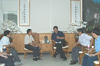 　經濟部水利署官員拜會縣長陳雪生，就金門及馬祖地區自來水廠併入台灣省自來水公司議題交換意見。（圖／文：陳志銘）
