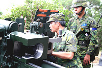 防衛部副指揮官吳將軍親自指導火砲演訓。(圖/文:李俊賢)