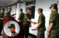 北高指揮部副指揮官章上校頒獎表揚執行軍民聯歡晚會有功官兵,感謝他們為促進軍民關係所做的貢獻。(圖/文:李俊賢)
