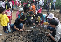 　東引國中小的秋季遠足，烤地瓜、推鐵環，用古早的樂趣打動小朋友的心。（圖／文：陳其敏）