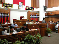 　縣議會審議九十六年度地方總預算暨附屬單位預算案，由主計室主任劉羽茵就地方總預算編製情形進行報告。（圖／文：曹重偉）