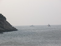 　北竿后澳前港外海有三位大陸漁民跳船游上岸，海巡展開海陸搜索行動。（圖／文：陳鵬雄）