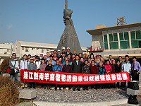 　南竿依公依嬤們快樂出遊，主秘王忠銘代表縣長陳雪生致贈程儀，預祝老人家們玩得開心。（圖／文：曹重偉）