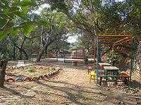 　西坵山閒置烤肉區利用資源回收廢棄物重整呈現新貌。（圖／文：陳樂團）