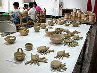 　山隴社區發展協會「傳統創新香爐DIY」歡樂登場，小朋友最愛捏螃蟹造型，親子檔透過一起製作陶器培養情感。（圖／文：曹重偉）