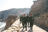 　指揮官走訪據點營區，關心部隊整備狀況，並於行程中以「恪遵軍紀安全」、「妥善處理械彈」、「清查空置營舍」、「落實內部管理」四個工作重點，期許各級幹部賡續力行。（圖／文：紀宏曄）