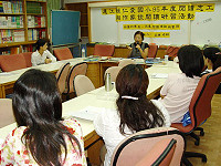 仁愛國小舉辦「與作家談閱讀」,邀請作家凌拂主講「共讀的傳奇-兒童閱讀的理論與實務」,與學員們分享她寶貴的實務經驗。(圖:仁愛國小提供)