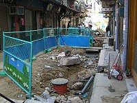 山隴軍友街汙水、台電、寬頻三合一工程管路,民眾反映工地管理待加強。(圖:山隴讀者提供)