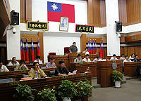 　連江縣九十六年度地方總預算暨附屬單位預算案順利完成二、三讀，議長陳振清發表預算決議文。（圖／文：曹重偉）