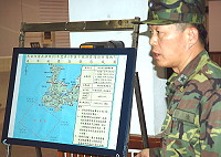 馬祖防衛指揮部政戰主任宋源煌說明95年第四季萬平操演實施方式和管制區域。(圖/文:陳其敏)