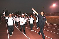首屆離島聯合運動大會開幕,縣長陳雪生率代表隊進場及三縣代表齊按雷射光束及典禮盛況。(圖:金門日報提供)