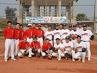 無關乎比賽結果,依舊維持友誼,連江縣代表隊及金門縣代表隊金沙隊賽後合影留念。(圖:離島聯運會提供)
