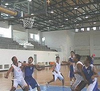 連江縣代表隊迎戰金湖隊先勝後敗,下半場壓制不住而失分。(圖:離島聯運會提供)