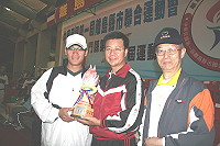 首屆離島運動會圓滿落幕,金門縣長李炷烽頒獎連江縣代表隊及隊員進場向聯運揮別。(圖:離島聯運會提供)