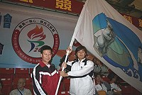 　馬祖代表隊成員陳鴻杰代表接受聯運大會會旗。（圖／金門日報社）