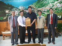 　國立台北教育大學校長莊淇銘在教育局長林平銀的陪同下與縣長會面相談。（圖／文：林冰芳）