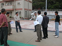 　北竿鄉公所邀相關人員現場會勘塘岐運動場改善情況。（圖／文：陳鵬雄）