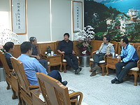 　針對北竿漁民洋菸被扣押事件，縣長陳雪生向海、岸巡隊瞭解事件並提出抗議。（圖／文：林冰芳）   