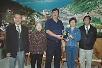 陳雪生縣長贈送介紹馬祖的專書給典試委員邊裕淵。(圖/文:陳其敏)