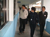　典試委員邊裕淵在主秘王忠銘等人的陪同下巡視考場。（圖／文：林冰芳）