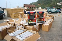 　海岸巡防總局查獲大陸漁船中轉走私物品。（圖：海巡隊提供）