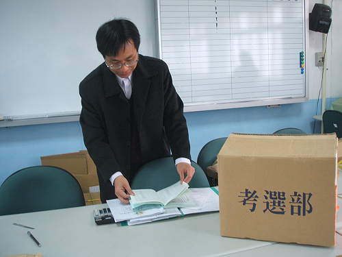結束昨日上午的考試,考選部工作人員也準備回家了。(圖/文:林冰芳)