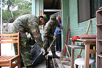 馬防部弟兄義務幫忙榮民之家環境清理。(圖:紀宏曄提供)