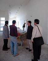 連江縣衛生局長劉增應關心東引鄉新建衛生所大樓施工進度及品質。(圖/文:陳其敏)