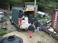 　海巡署及相關單位在東引可疑貨車上查獲疑似走私的大陸啤酒及香菇。（圖：馬祖海巡隊提供）
