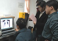 　劉增應局長利用東引鄉衛生所新建置的系統測試自北市聯合醫院傳輸過來的X光片影像。（圖／文：陳其敏）