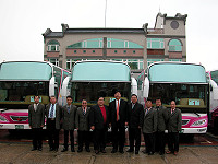 　拚觀光再添生力軍！五輛全新卡蹓公車運抵馬祖投入旅遊包車服務行列。（圖／文：曹重偉）